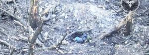 Vue aérienne d'un soldat en position foetale au sol
