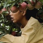 Une fille dans un pommier qui semble apeurée
