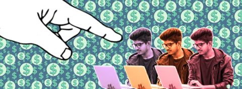 Un doigt qui pointe 3 jeunes indiens sur leurs ordis