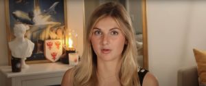 Une jeune femme blonde qui tente de soutirer de l'argent à des hommes mal dans leur peau