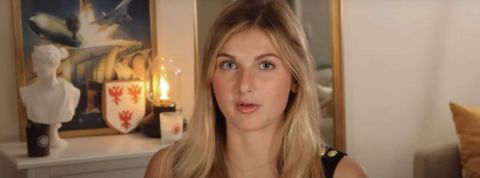 Une jeune femme blonde qui tente de soutirer de l'argent à des hommes mal dans leur peau