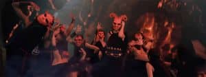 Taylor Swift portant un masque de diable