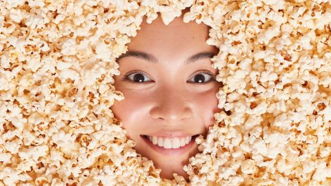 Le visage d'une jeune Asiatique ensevelie sous des pop corn