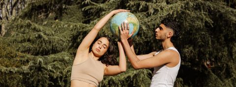 image d'une femme et d'un homme qui tiennent un globe à bout de bras