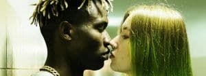 Un couple mixte qui s'embrasse