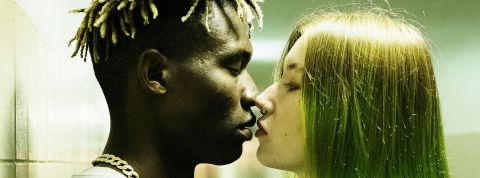 Un couple mixte qui s'embrasse