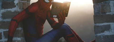 Spiderman lisant un livre