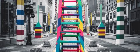Une échelle de couleur dans une ville
