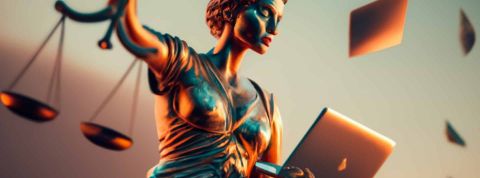 Une statue de la justicde avec un ordi qui tombe
