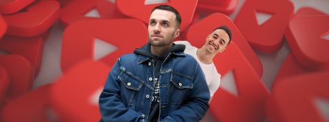 Squeezie devant Tibo Inshape sur fond de logos YouTube