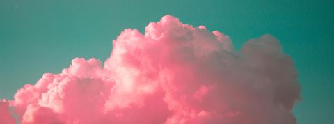 Nuages roses sur ciel vbleu ert