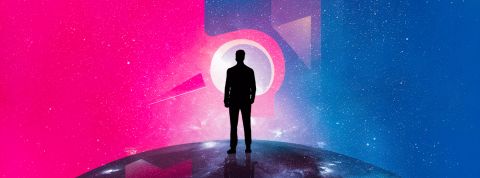 Personne devant un halo de lumière