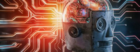 Un robot à l'ancienne en métal avec un cerveau digital transparent