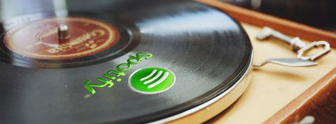 Un vieux vinyle sur lequel est apposé le logo Spotify