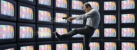 Illustration d'un homme qui se tire une balle dans le pied devant un mur d'écrans de TV
