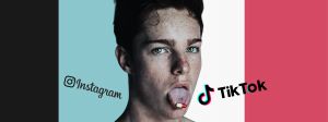 Un jeune avec une gélule sur la langue sur un fond aux couleurs de Tiktok