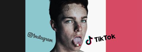 Un jeune avec une gélule sur la langue sur un fond aux couleurs de Tiktok