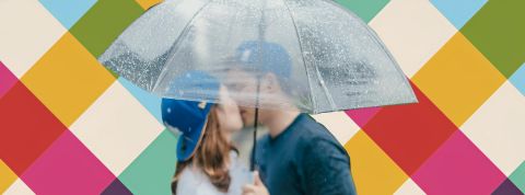 Un couple qui s'embrasse sous un parapluie transparent sur un fond aux couleurs de Slack