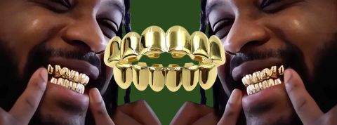 Un homme noir avec des dents en ort et un Grillz