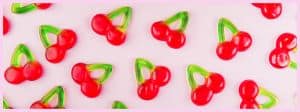 Des bonbons cerise sur fond rose