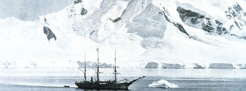 Le navire scientifique belge La Belgica à l'ancre devant le mont Wilson, en Antarctique, vers 1897
