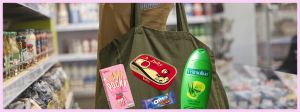 Un client portant un sac dans un supermarché