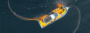 Un grand bateau de pêche vu du ciel