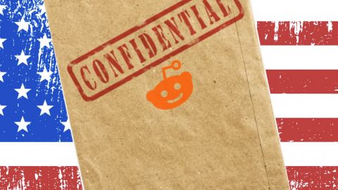 Un drapeau américain en fond et une enveloppe kraft avec  - Confidential -  et le logo Reddit dessus