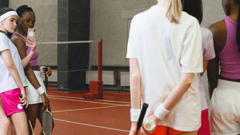 filles en tenue de tennis sur un terrain en train de se prendre en photo