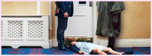 Un homme et une femme debout devant un cadavre