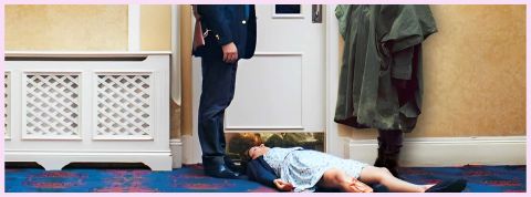Un homme et une femme debout devant un cadavre