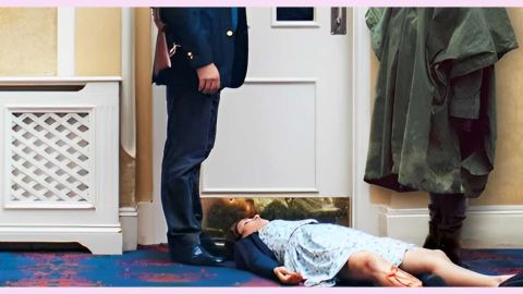 Un homme et une femme debout devant un cadavre