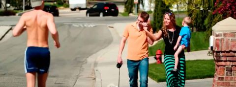 un homme marié regarde un autre homme courir torse nu
