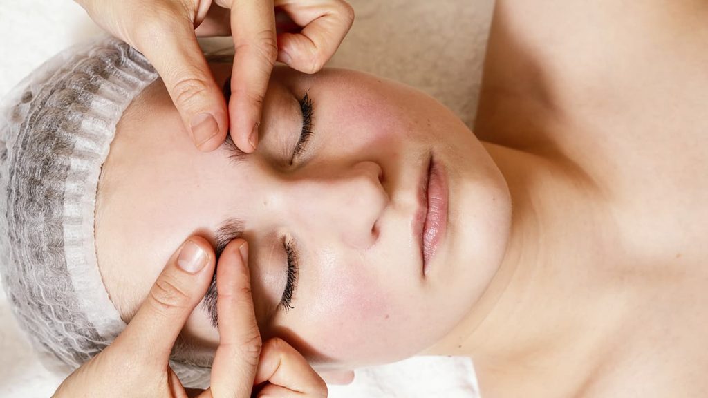 Un massage des fascias du visage