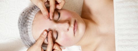 Un massage des fascias du visage