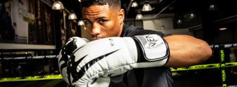 Le champion Ortiz avec ses gants de MMA signés Venum