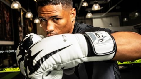 Le champion Ortiz avec ses gants de MMA signés Venum