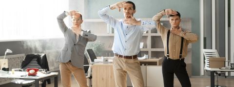 Des personnes qui font une chorégraphie au travail