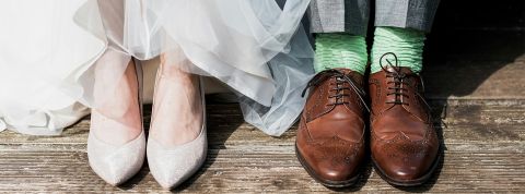 Zoom sur les pieds d'un couple de mariés