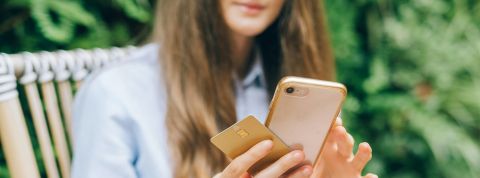 Les mains d'une jeune femme, tenant sa CB et son portable