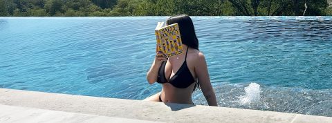 une jeune femme dans la mer qui lit un livre