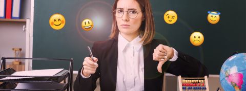 Une jeune prof devant un tableau, pouce en bas avec des émojis