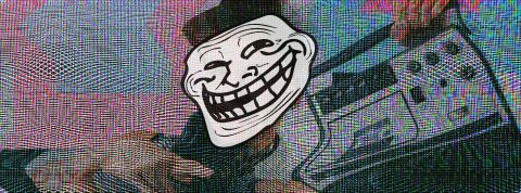 une troll face qui tient un ghetto blaster