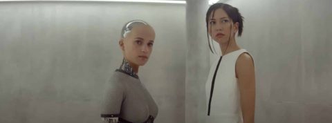 deux femmes robot regardent la caméra