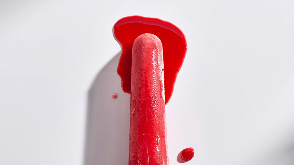 un doigt rouge sang