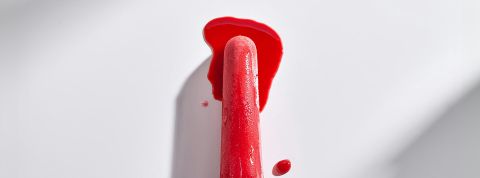 un doigt rouge sang
