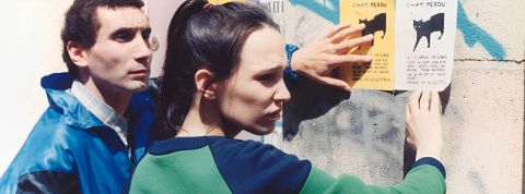 Une fille qui a perdu son chat colle des affiches. Image issue du film  - Chacun cherche son chat -  de Klapisch