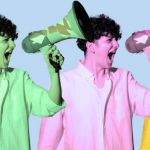 Un homme avec un hygiaphone reproduit 4 fois avec des filtres de couleur différents