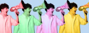 Un homme avec un hygiaphone reproduit 4 fois avec des filtres de couleur différents