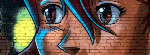 Un personnage de manga sur un mur en brique